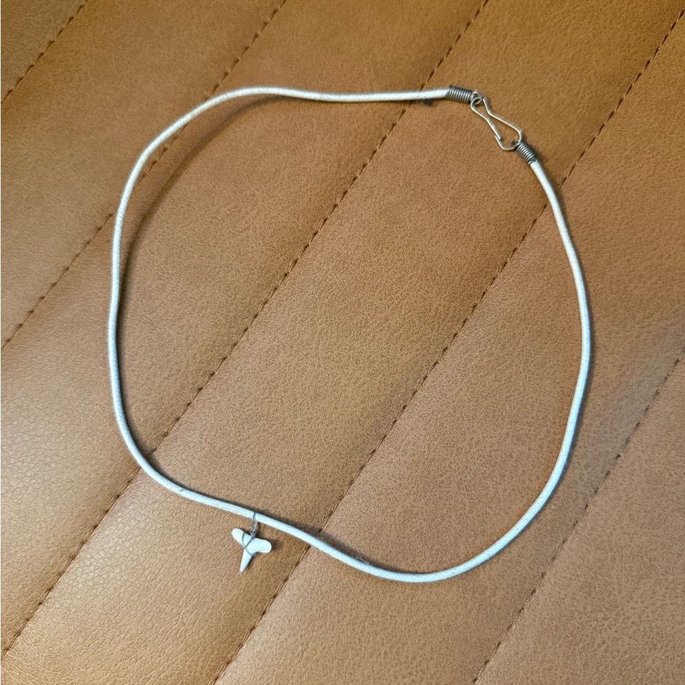 Basic shark tooth necklace - white